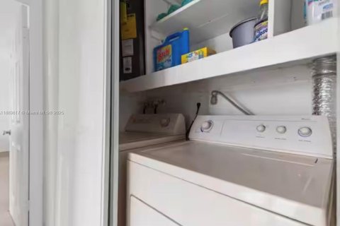 Снять в аренду таунхаус в Дания-Бич, Флорида 3 спальни, 87.24м2, № 1938978 - фото 14