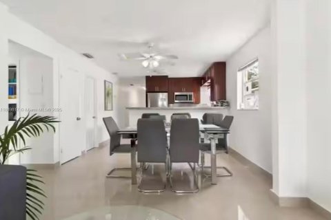 Снять в аренду таунхаус в Дания-Бич, Флорида 3 спальни, 87.24м2, № 1938978 - фото 4