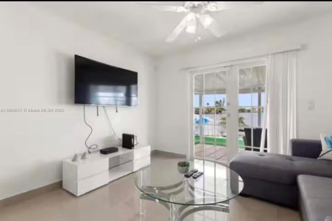 Снять в аренду таунхаус в Дания-Бич, Флорида 3 спальни, 87.24м2, № 1938978 - фото 8