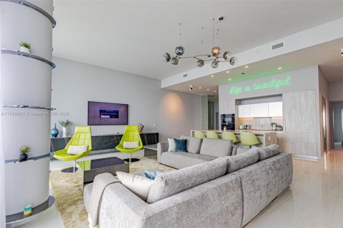 Condo in Miami, Florida, 3 bedrooms № 1865017 - photo 1
