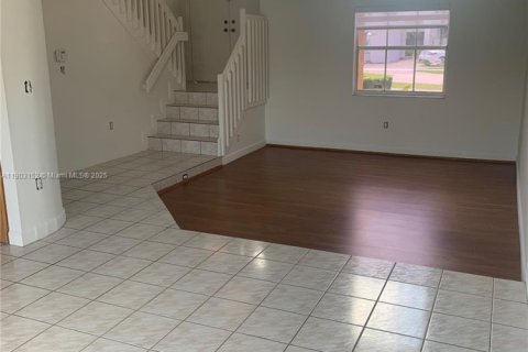 Casa en alquiler en Miami, Florida, 3 dormitorios, 209.12 m2 № 1954473 - foto 4