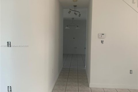 Casa en alquiler en Miami, Florida, 3 dormitorios, 209.12 m2 № 1954473 - foto 5