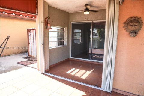 House in Miami, Florida 3 bedrooms, 209.12 sq.m. № 1954473 - photo 30