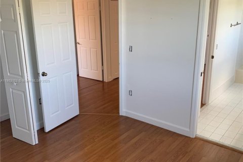 Casa en alquiler en Miami, Florida, 3 dormitorios, 209.12 m2 № 1954473 - foto 20