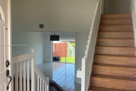 Casa en alquiler en Miami, Florida, 3 dormitorios, 209.12 m2 № 1954473 - foto 2