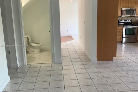 Casa en alquiler en Miami, Florida, 3 dormitorios, 209.12 m2 № 1954473 - foto 9