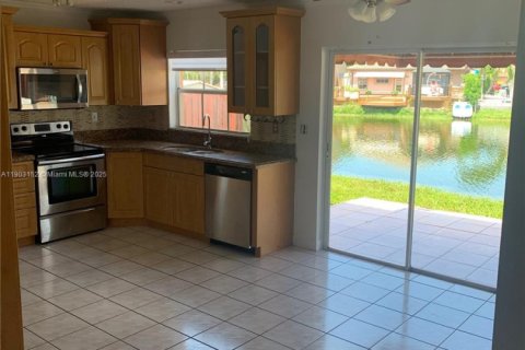 Casa en alquiler en Miami, Florida, 3 dormitorios, 209.12 m2 № 1954473 - foto 10