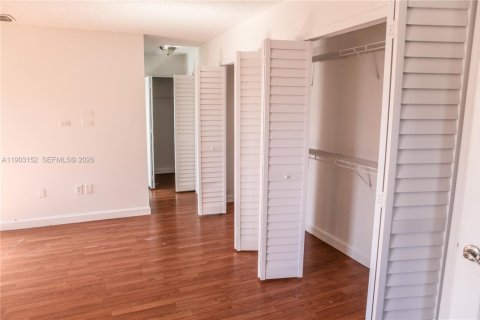 House in Miami, Florida 3 bedrooms, 209.12 sq.m. № 1954473 - photo 27