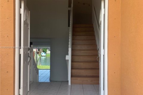 Casa en alquiler en Miami, Florida, 3 dormitorios, 209.12 m2 № 1954473 - foto 1