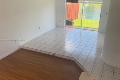 Casa en alquiler en Miami, Florida, 3 dormitorios, 209.12 m2 № 1954473 - foto 3