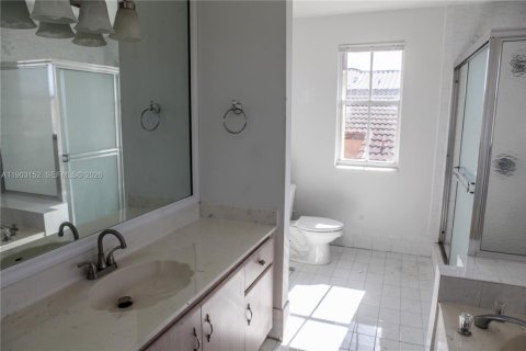House in Miami, Florida 3 bedrooms, 209.12 sq.m. № 1954473 - photo 28