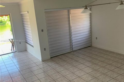 Casa en alquiler en Miami, Florida, 3 dormitorios, 209.12 m2 № 1954473 - foto 8