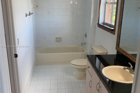 Casa en alquiler en Miami, Florida, 3 dormitorios, 209.12 m2 № 1954473 - foto 21