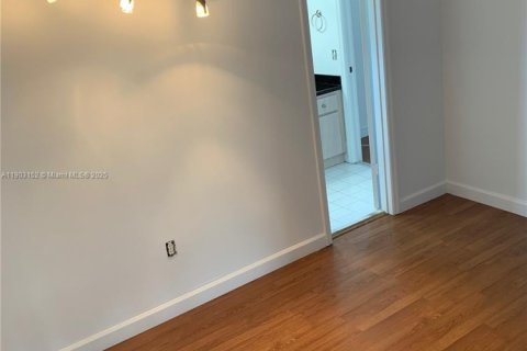 Casa en alquiler en Miami, Florida, 3 dormitorios, 209.12 m2 № 1954473 - foto 18