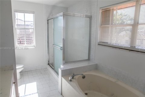 House in Miami, Florida 3 bedrooms, 209.12 sq.m. № 1954473 - photo 29