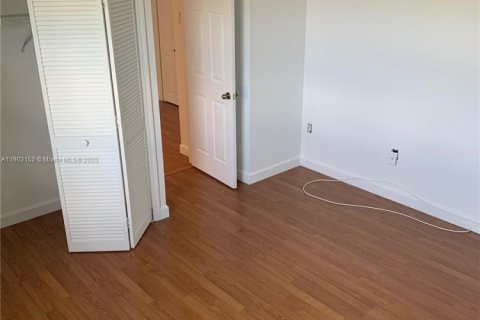 Casa en alquiler en Miami, Florida, 3 dormitorios, 209.12 m2 № 1954473 - foto 19