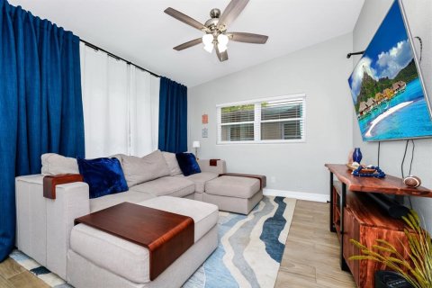 House in Orlando, Florida 3 bedrooms, 109.9 sq.m. № 1759399 - photo 2