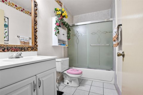 Купить таунхаус в Майами-Гарденс, Флорида 2 спальни, 86.4м2, № 2006449 - фото 18