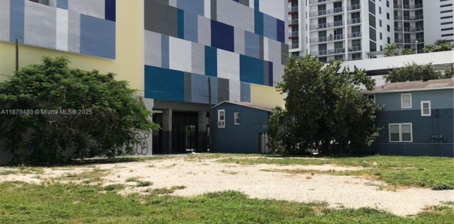 Commercial property in Miami, Florida № 1895520