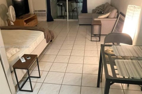 Copropriété à louer à North Bay Village, Floride: 41.25 m2 № 2390027 - photo 9