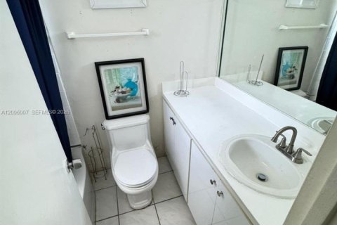 Copropriété à louer à North Bay Village, Floride: 41.25 m2 № 2390027 - photo 5