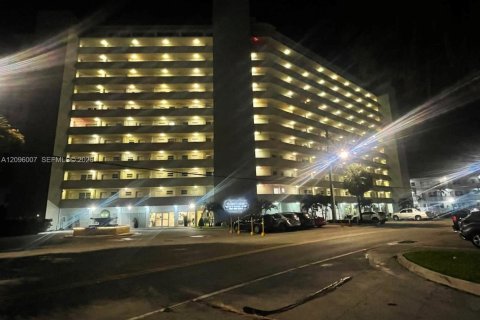 Copropriété à louer à North Bay Village, Floride: 41.25 m2 № 2390027 - photo 11