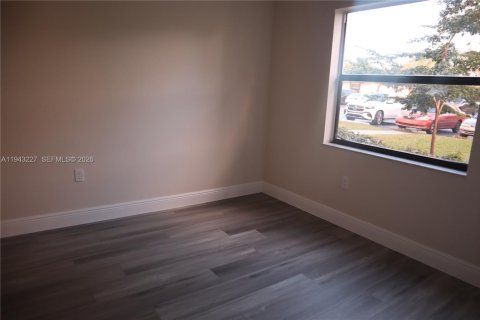 Condominio en alquiler en Pembroke Pines, Florida, 2 dormitorios, 73.11 m2 № 1999489 - foto 9