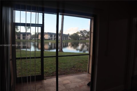 Condominio en alquiler en Pembroke Pines, Florida, 2 dormitorios, 73.11 m2 № 1999489 - foto 11