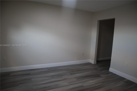 Condominio en alquiler en Pembroke Pines, Florida, 2 dormitorios, 73.11 m2 № 1999489 - foto 12