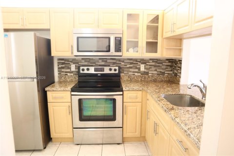 Condominio en alquiler en Pembroke Pines, Florida, 2 dormitorios, 73.11 m2 № 1999489 - foto 18