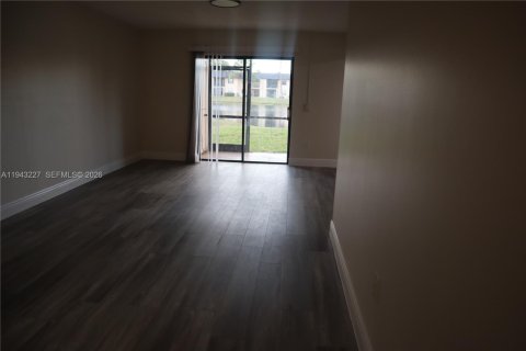 Condominio en alquiler en Pembroke Pines, Florida, 2 dormitorios, 73.11 m2 № 1999489 - foto 10