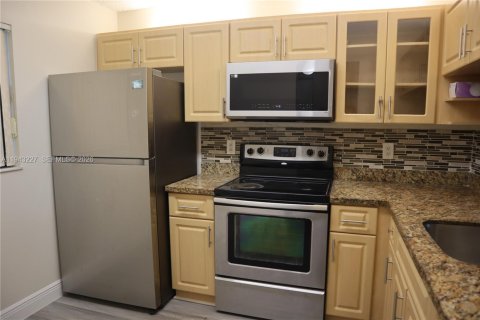 Condominio en alquiler en Pembroke Pines, Florida, 2 dormitorios, 73.11 m2 № 1999489 - foto 21
