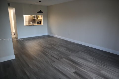 Condominio en alquiler en Pembroke Pines, Florida, 2 dormitorios, 73.11 m2 № 1999489 - foto 16
