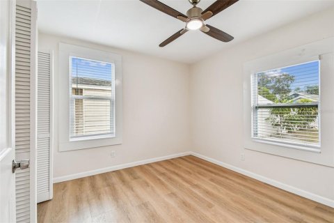 House in Saint Petersburg, Florida 3 bedrooms, 128.21 sq.m. № 1907785 - photo 18