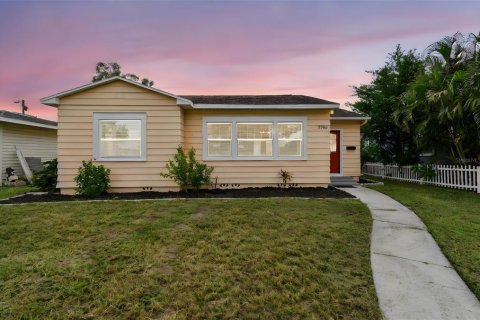 House in Saint Petersburg, Florida 3 bedrooms, 128.21 sq.m. № 1907785 - photo 1