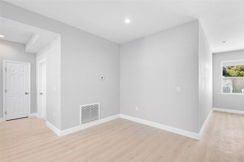 Casa en venta en Winter Haven, Florida, 3 dormitorios, 155.61 m2 № 2216967 - foto 4