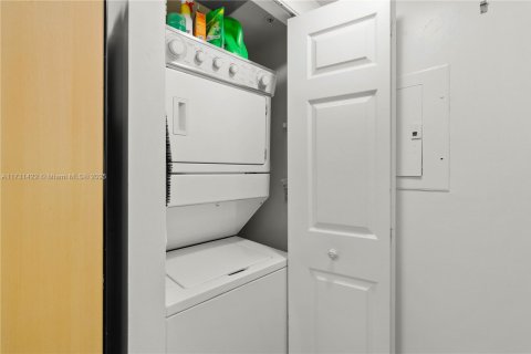 Condo in Hallandale Beach, Florida, 2 bedrooms  № 1937179 - photo 9