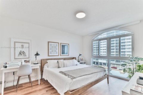 Condo in Hallandale Beach, Florida, 2 bedrooms  № 1937179 - photo 22