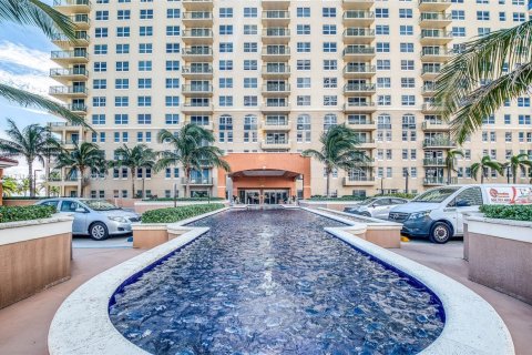Condo in Hallandale Beach, Florida, 2 bedrooms  № 1937179 - photo 1