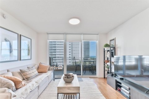 Condo in Hallandale Beach, Florida, 2 bedrooms  № 1937179 - photo 19