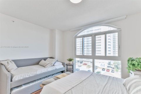 Condo in Hallandale Beach, Florida, 2 bedrooms  № 1937179 - photo 27