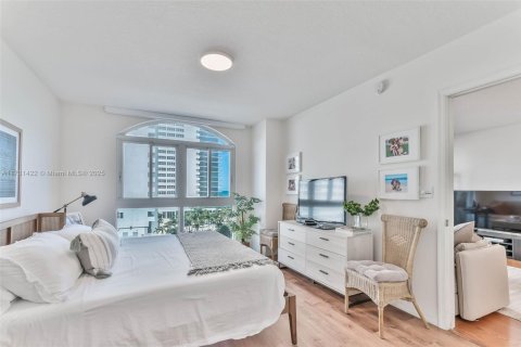 Condo in Hallandale Beach, Florida, 2 bedrooms  № 1937179 - photo 23