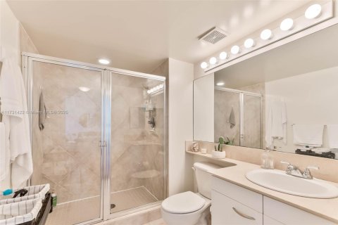 Condo in Hallandale Beach, Florida, 2 bedrooms  № 1937179 - photo 29