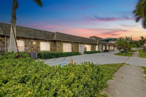 Propiedad comercial en venta en Margate, Florida № 1882089 - foto 2