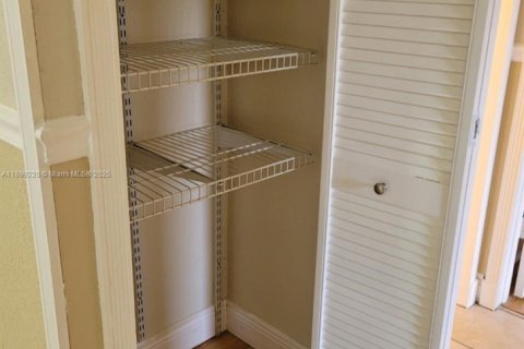 Condominio en alquiler en Miami, Florida, 2 dormitorios, 83.24 m2 № 1953551 - foto 7