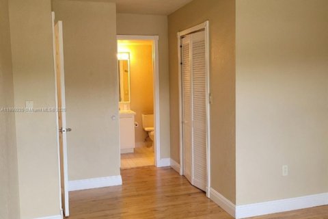 Condominio en alquiler en Miami, Florida, 2 dormitorios, 83.24 m2 № 1953551 - foto 11