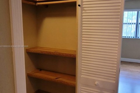 Condominio en alquiler en Miami, Florida, 2 dormitorios, 83.24 m2 № 1953551 - foto 12