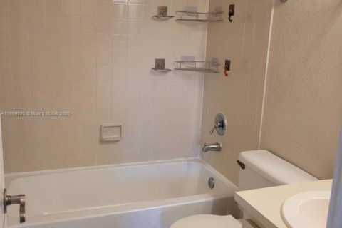Condominio en alquiler en Miami, Florida, 2 dormitorios, 83.24 m2 № 1953551 - foto 9