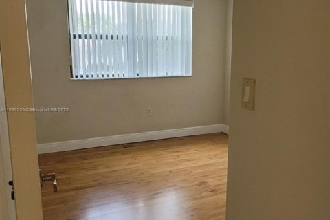 Condominio en alquiler en Miami, Florida, 2 dormitorios, 83.24 m2 № 1953551 - foto 13