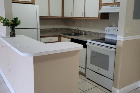 Condominio en alquiler en Miami, Florida, 2 dormitorios, 83.24 m2 № 1953551 - foto 4